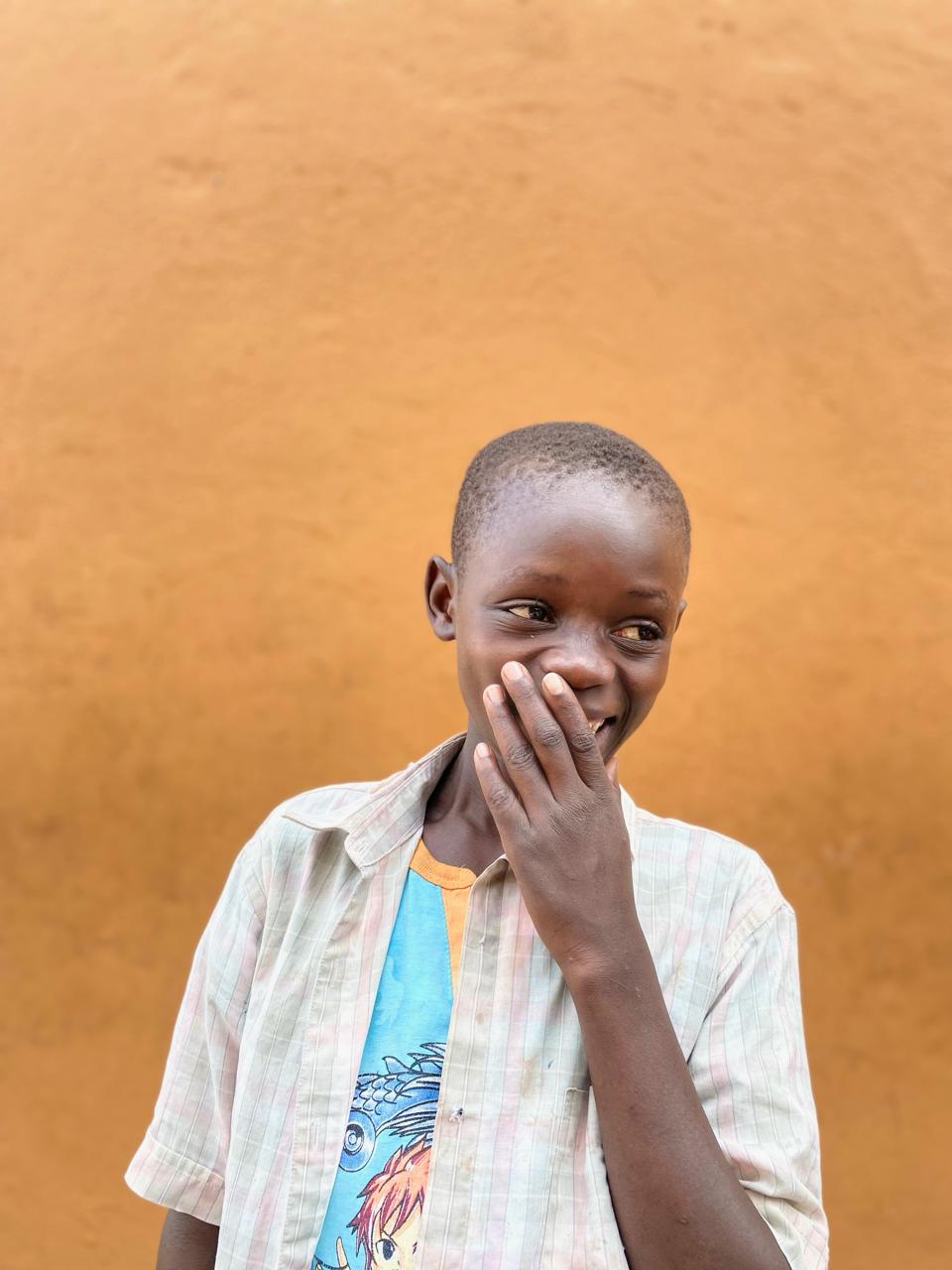 Lachend kind uit Goma voor een warme achtergrond
