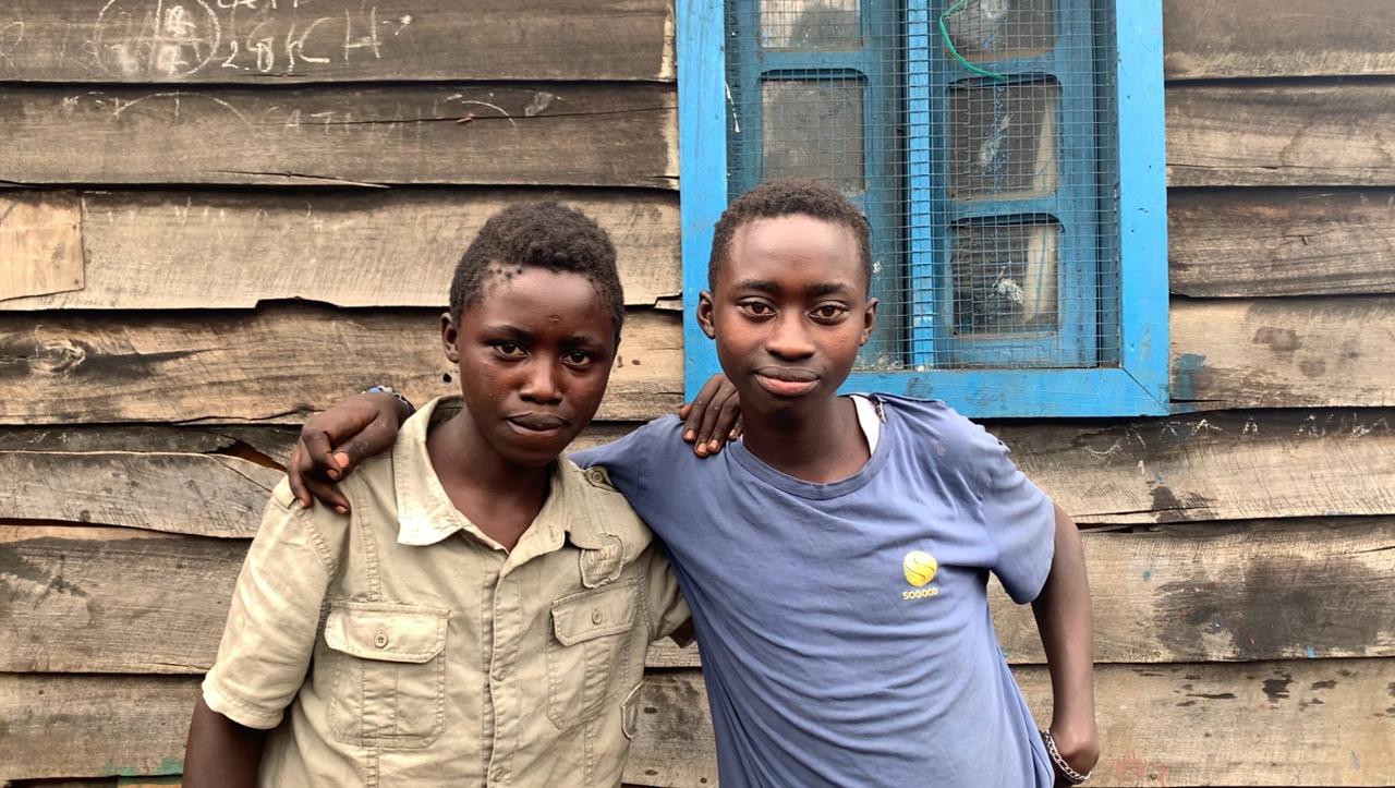 Twee jongens samen bij een huis in Goma